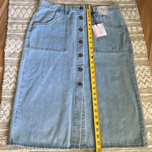 Denim Button-Front Skirt 🆕 - Picture 5 of 12
